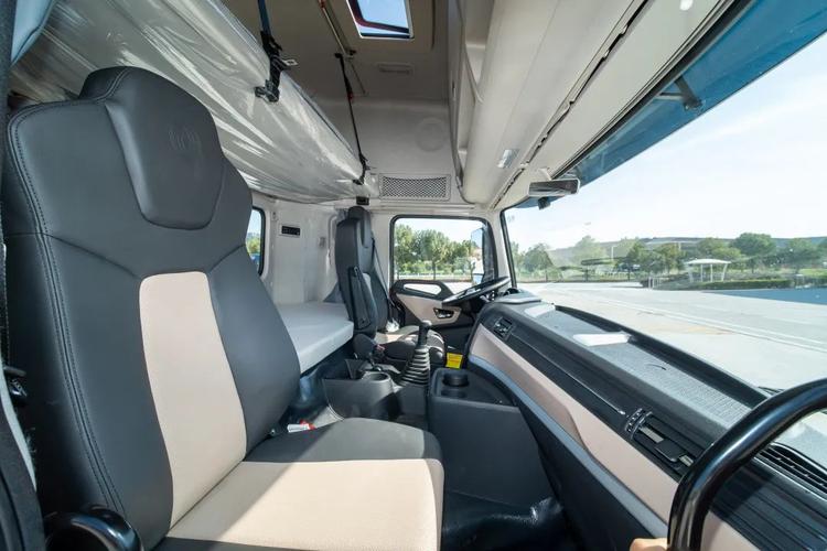 东风小卡货车的驾驶室设计有哪些人性化特点？_东风大货车驾驶室_东风商用车货车驾驶室型号大全